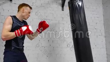 拳击手在<strong>搏击俱乐部</strong>训练拳击手。 职业拳击手戴手套拳击到拳击袋